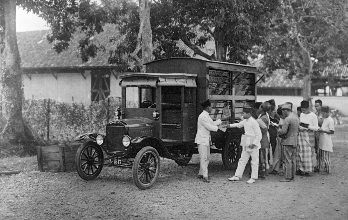 Bus van balai jaren 30 met publiek wereldculturen 3